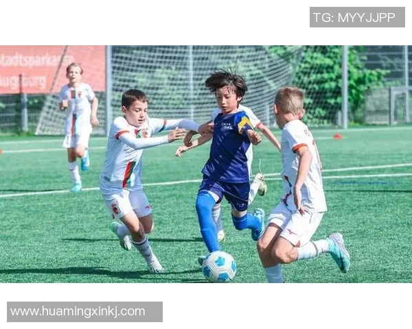 孩子与足球明星互动趣味视频引发网友热议温馨瞬间感动无数人